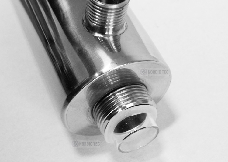 Placement du tube en verre à l'intérieur du filtre UV pour l'eau