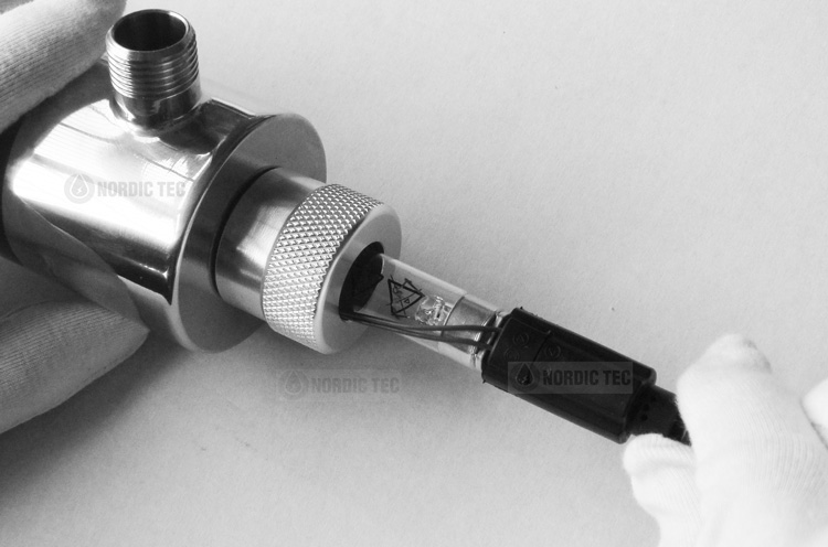 Installation de la lampe dans le filtre UV pour l'eau